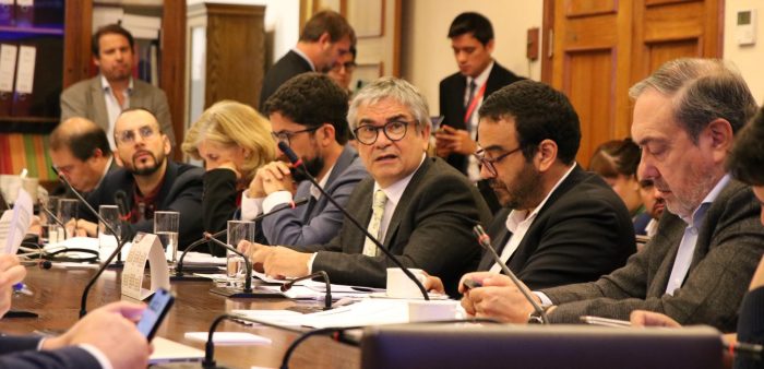 Nuevo bochorno de Hacienda: Marcel tropieza con cifras en presentación en el Congreso