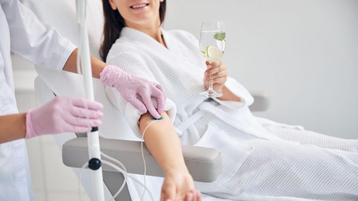 Sueroterapia: beneficios, usos y auge de la terapia intravenosa en medicina estética y preventiva