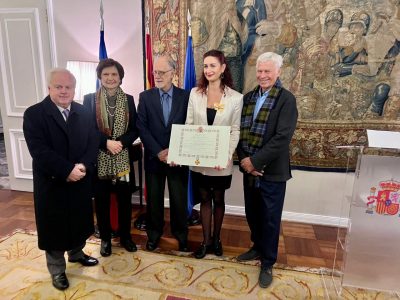 Director ejecutiva de Museo de la Memoria recibe la Cruz Oficial de la Orden Isabel la Católica