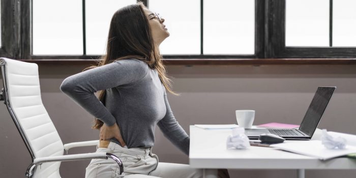 Lumbago: el dolor de espalda que afecta más a las mujeres y cómo prevenirlo con ejercicios adecuados