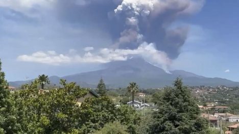 Volcán italiano Etna registra una potente erupción con coladas piroclásticas