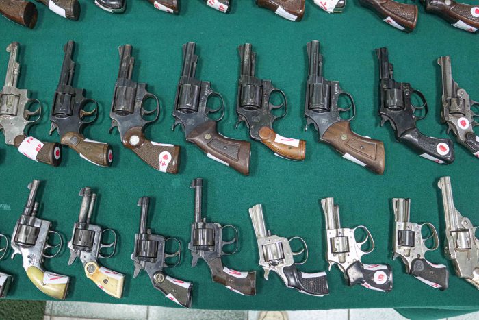 Sin controles y armas perdidas: Contraloría detecta fallas en fiscalización de armas de Carabineros