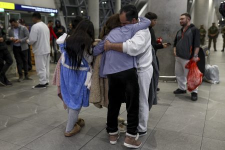 Llega avión con 43 chilenos deportados desde EEUU: dos fueron detenidos