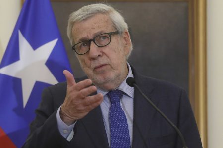 Sin spoilers: Van Klaveren dice que "hay que esperar lo que diga el Presidente" sobre Israel