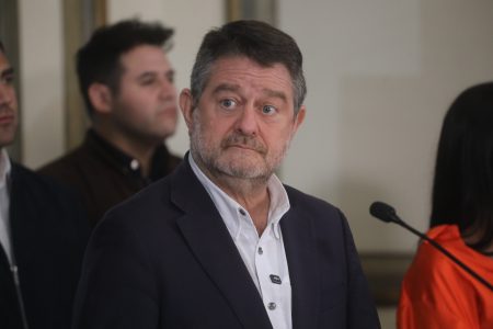 La soledad de Orrego: de promesa para las presidenciales a enfrentar solo la crisis del Gore