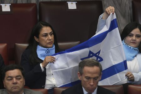 Diputadas del PSC despliegan bandera de Israel y pañoletas antiaborto en plena Cuenta Pública