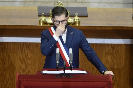 Presidente Boric "vacunó" a Kaiser y a los antivacunas: "Amenazan la salud de la población"