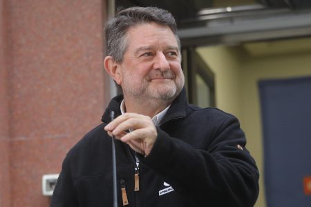 Ante allanamiento del OS7, Gobernador Orrego entrega voluntariamente sus dispositivos electrónicos