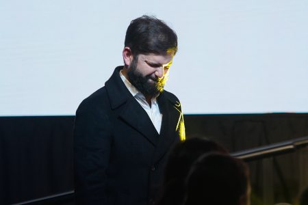 Gabriel Boric inscribe a su hija en el Registro Civil: "Se requiere un posnatal masculino mayor"