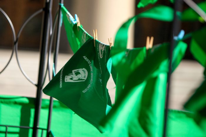 Cifras divididas: 25% apoya aborto hasta las 14 semanas según Cadem y 47% según Pulso Ciudadano