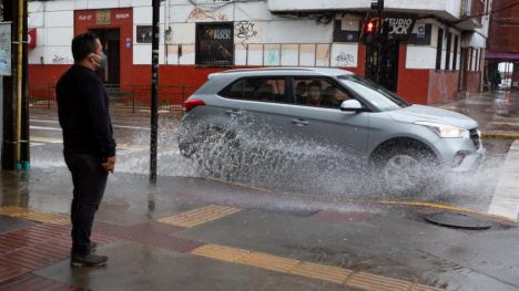 Autos que mojan a peatones: cómo denunciarlos y qué multa arriesgan