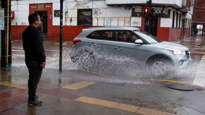 Autos que mojan a peatones: cómo denunciarlos y qué multa arriesgan