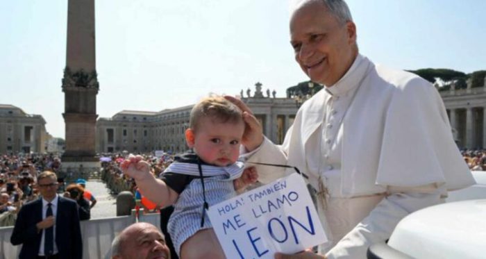 Bebé chileno con el mismo nombre es bendecido por el Papa León XIV en el Vaticano