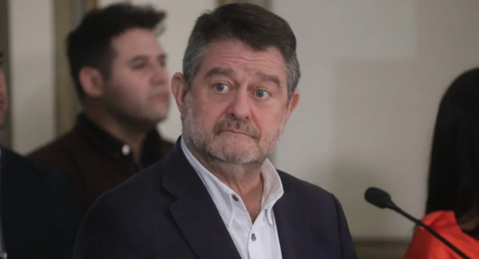 Crisis del GORE: Orrego junto con 10 funcionarios entregan aparatos y renuncia jefa de finanzas