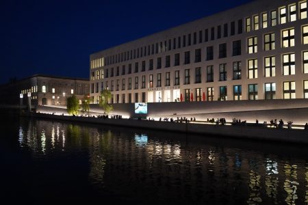 Colectivo de artistas chilenas llevó el Río Mapocho al Río Spree de Berlín