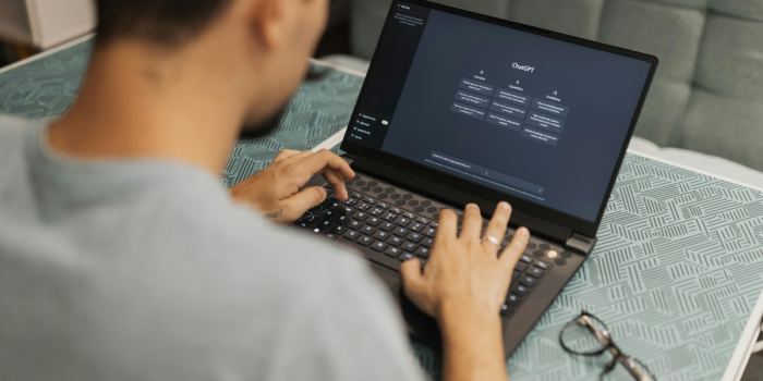 ¿Usas ChatGPT en el trabajo? El uso sin control de IA en oficinas puede filtrar datos personales