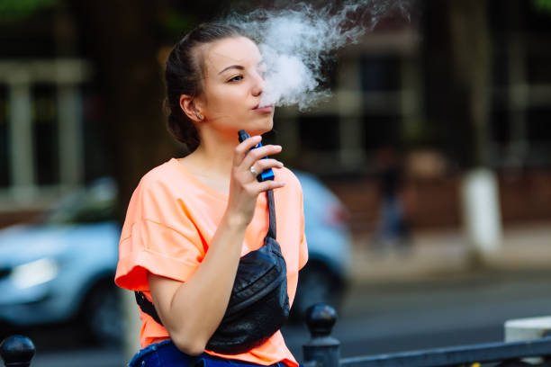 Experta advierte que los cigarrillos electrónicos son la puerta de entrada al tabaquismo en jóvenes