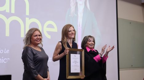 Mónica Rincón recibe el Premio Lenka Franulic 2024 por su ética y compromiso en el periodismo