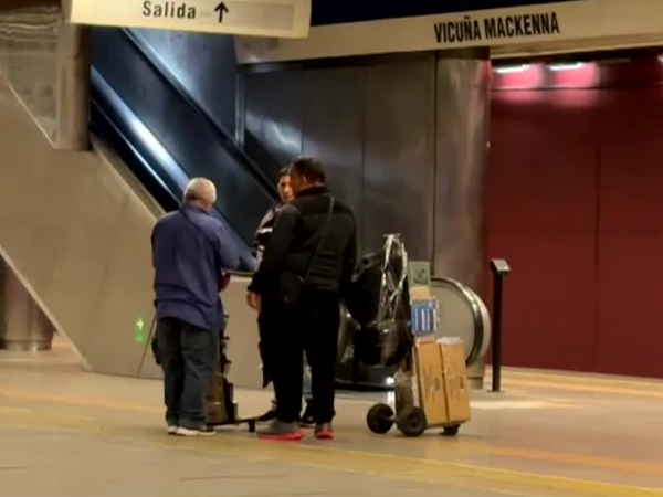 Metro de Santiago anuncia prohibición de carros, “yeguas” y cargas de gran tamaño en toda la red