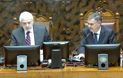 La semana en que el secretario del Senado Raúl Guzmán se vio por primera vez incómodo con su jefe