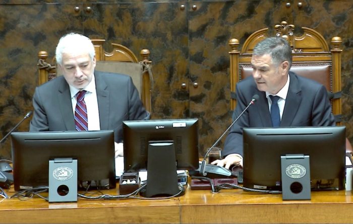 La semana en que el secretario del Senado Raúl Guzmán se vio por primera vez incómodo con su jefe