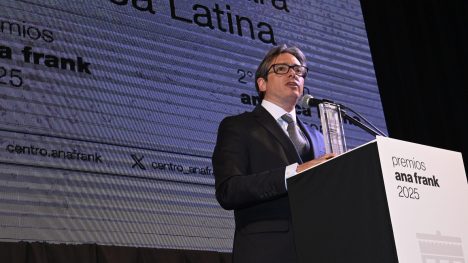 Vicepresidente de CAF recibe Premio Ana Frank por compromiso en educación y DDHH en América Latina