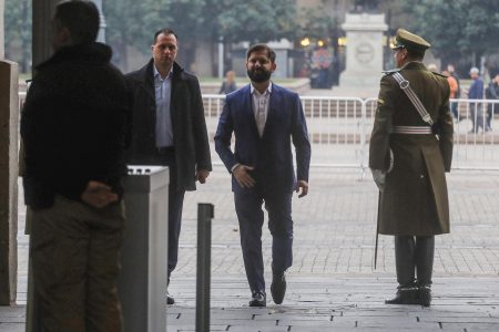 Presidente Boric valora y "destaca" renuncia de Fiona Bonati, su cuñada, por licencias médicas