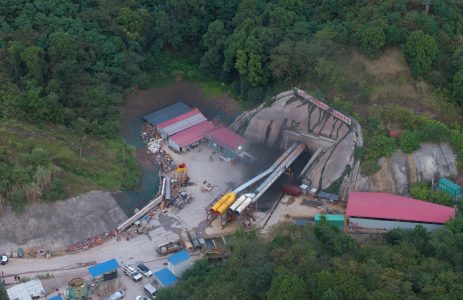 Fuga de monóxido de carbono deja siete personas atrapadas en túnel en suroeste de China