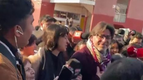 Llegó, votó, no habló y se fue: Jadue (PC) salió de arresto domiciliario para sufragar en primarias