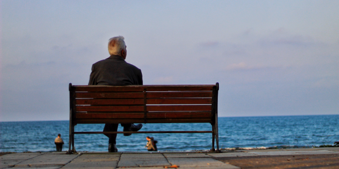 Soledad en la vejez: la mitad de los adultos mayores chilenos se siente sola