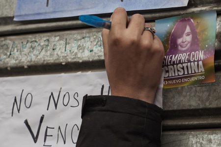 Manifestantes cortan autopista en Buenos Aires contra la condena a Cristina Fernández