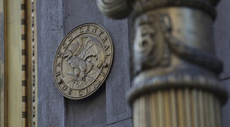 Informe prevé baja en tasa de interés pero advierte por desempleo y presión fiscal