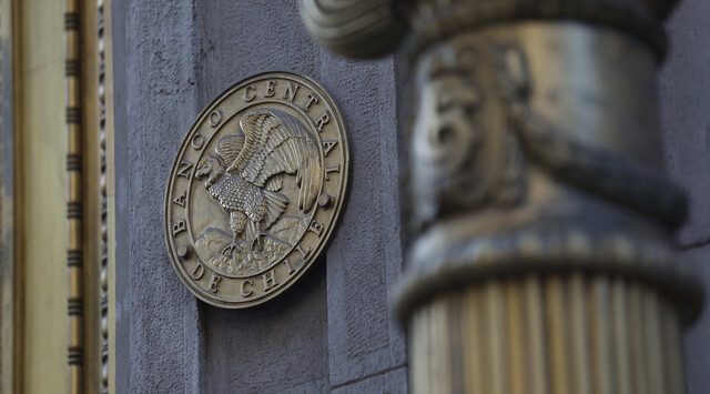 Informe prevé baja en tasa de interés pero advierte por desempleo y presión fiscal