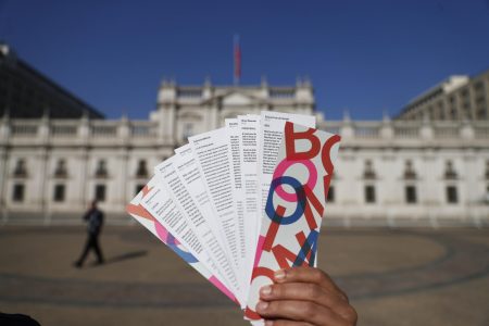 Donde cayeron bombas hoy caen poemas, el proyecto chileno que rescata la memoria histórica