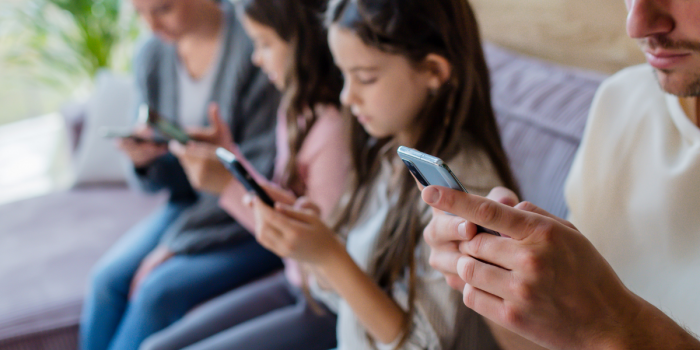 FOMO y JOMO: qué son, cómo nos afectan y cómo reducir su impacto en la era digital