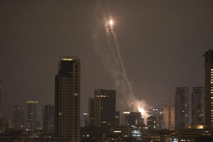 Irán e Israel intensifican los ataques y piden a sus poblaciones que se refugien