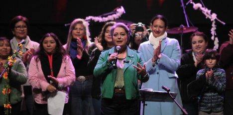 "La derecha nos lleva ventaja": Jara responde a Tohá y llama a "derribar mitos" sobre el PC