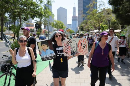 Decenas de israelíes comienzan un viaje de tres días a Gaza para protestar por la guerra