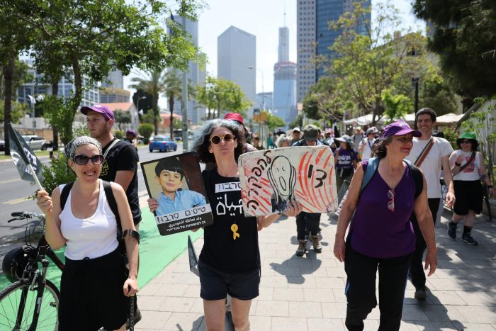 Decenas de israelíes comienzan un viaje de tres días a Gaza para protestar por la guerra
