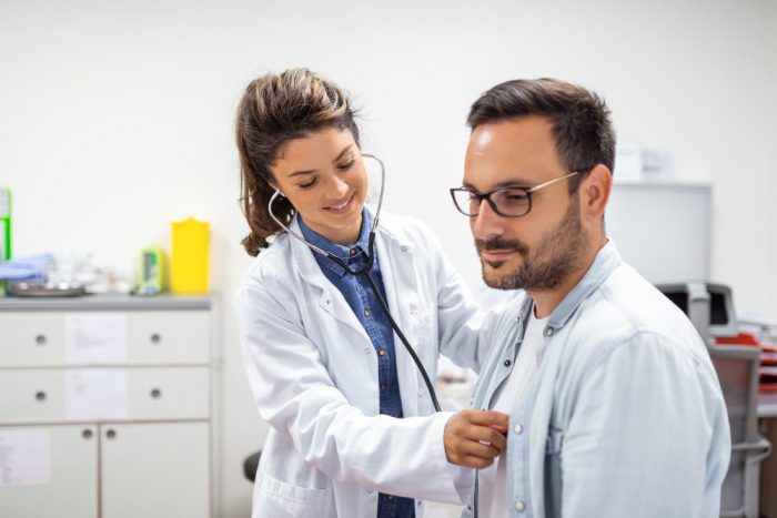 Médicos llaman a cuidar la salud masculina y prevenir accidentes cerebrovasculares