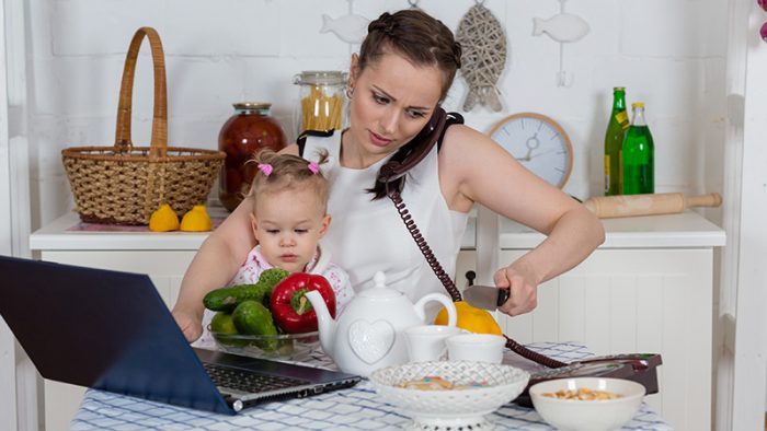 Desigualdad en permisos parentales mantiene a las mujeres como principales cuidadoras en Chile