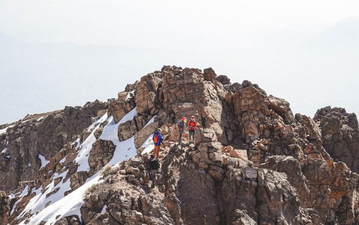 Nueva ruta de trekking conecta dos cerros icónicos de la precordillera de Santiago