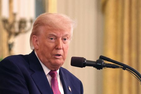 Trump descarta matar al líder supremo de Irán "por ahora", aunque conoce su paradero
