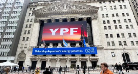 Justicia de EEUU ordena a Argentina a renunciar al 51% de petrolera YPF