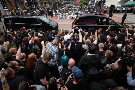 Birmingham se despide de Ozzy Osbourne con un emotivo y multitudinario cortejo fúnebre