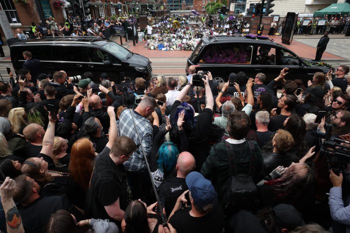 Birmingham se despide de Ozzy Osbourne con un emotivo y multitudinario cortejo fúnebre