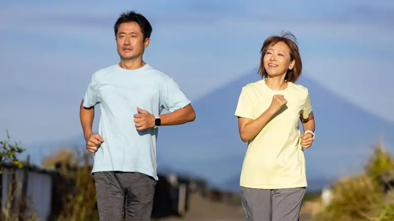 Qué es la caminata japonesa que se viralizó en redes y qué tan buena es realmente para la salud