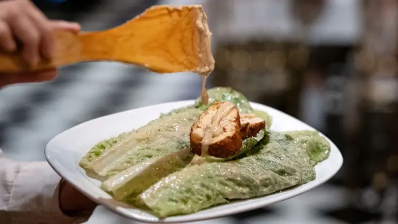 Cómo se creó la ensalada César en la frontera y se volvió un símbolo de la globalización mundial