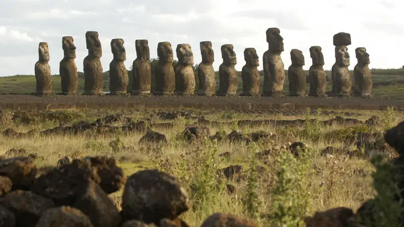 “Algún día volverán al océano”: la lenta destrucción de los moai en Rapa Nui