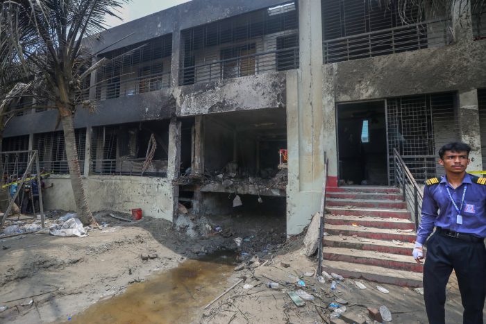 Aumentan a 31 los muertos tras choque de avión militar contra escuela en Bangladesh